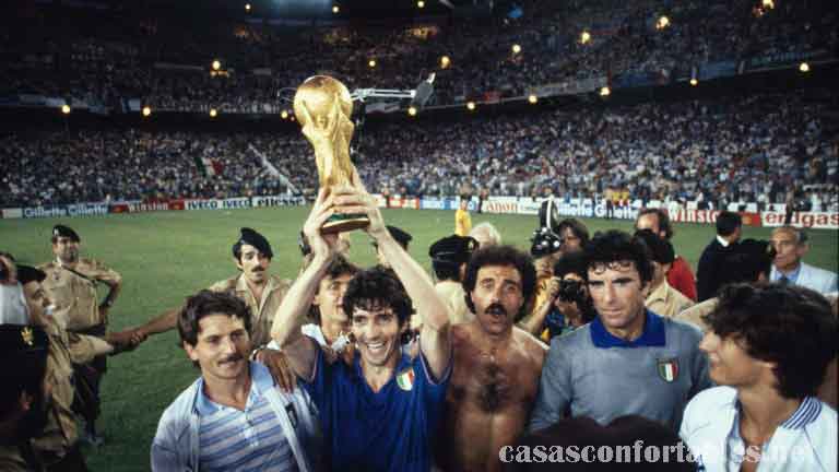Paolo Rossi ตำนานผู้ทำประตูของอินตาลีจากชัยชนะในศึกฟุตบอลโลกในปี 1982 และเป็นผู้ทำแฮตทริกกับทีมบราซิลในหนึ่งแมตช์ที่โด่งดัง