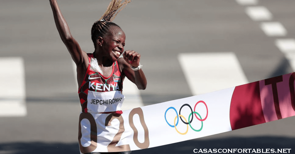 Peres Jepchirchir จากเคนยาชนะการแข่งขันวิ่งมาราธอนหญิงโอลิมปิกที่ซัปโปโรเมื่อวันเสาร์ที่ผ่านมา โดยเอาชนะ Brigid Kosgei Peres Jepchirchir