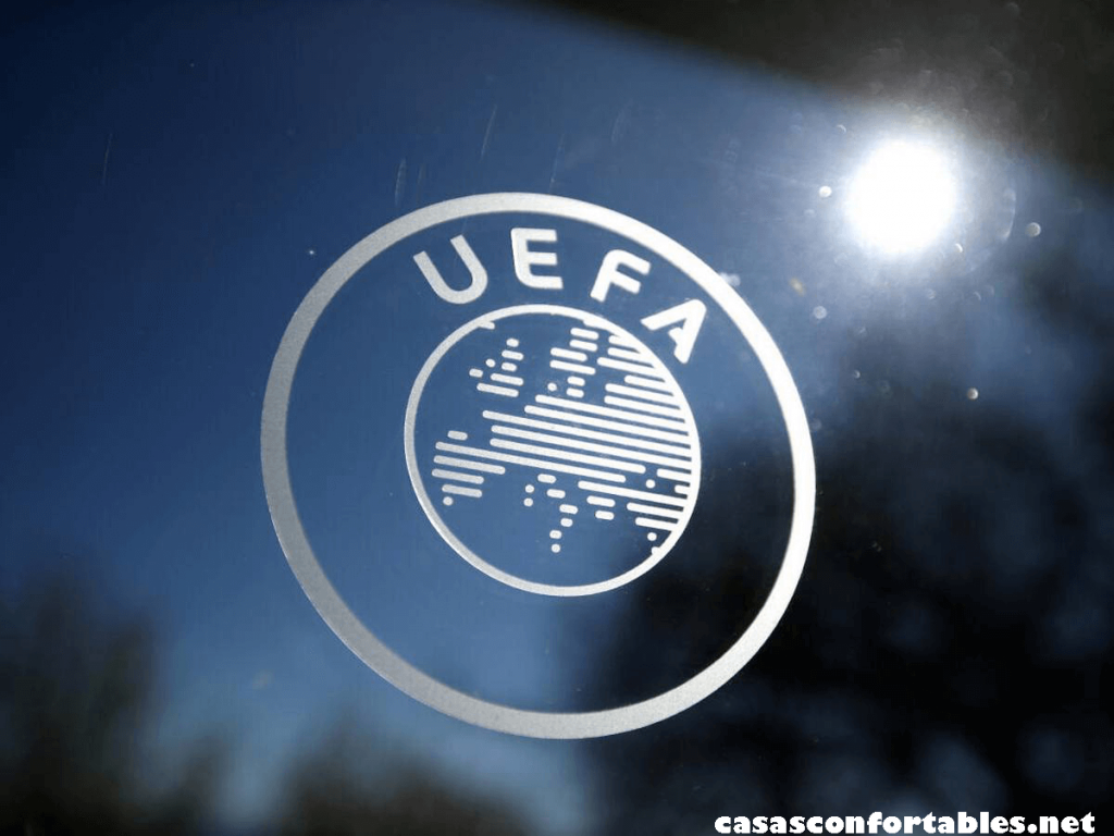 UEFA urges FIFA องค์กรปกครองฟุตบอลยุโรป ยูฟ่า ได้เรียกร้องให้ฟีฟ่าหยุดผลักดันแผนสำหรับการแข่งขันฟุตบอลโลก 2 ปี และแทนที่จะเข้าร่วมใน 